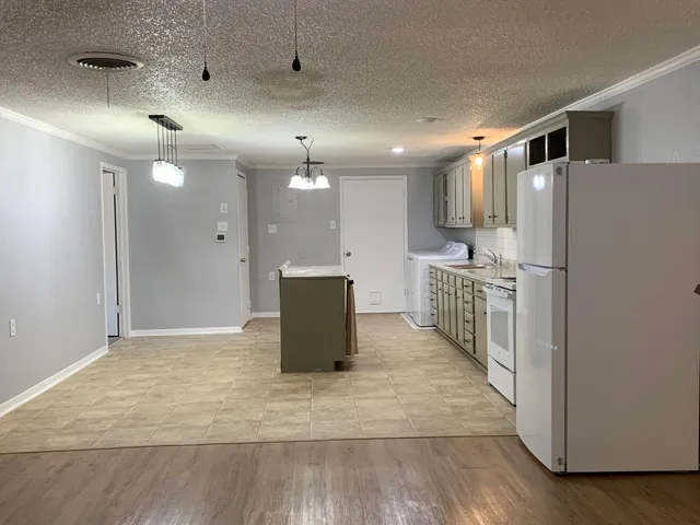 $1,450 | 710 12th Street, Shallowater, TX 79363