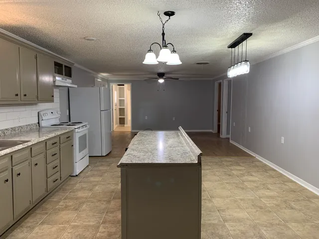 $1,450 | 710 12th Street, Shallowater, TX 79363