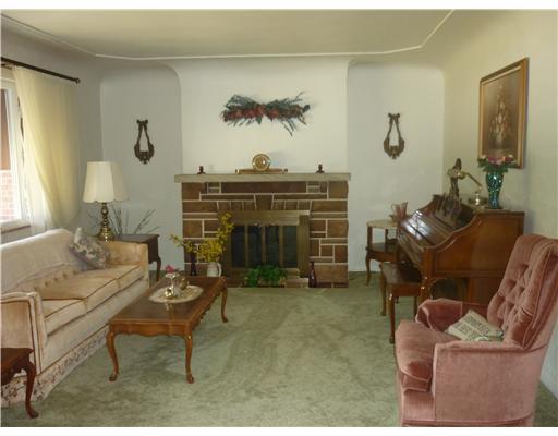 2239 Dellenbaugh Road Tarentum, PA 15084 - Photo 4 of 18 Living Room.