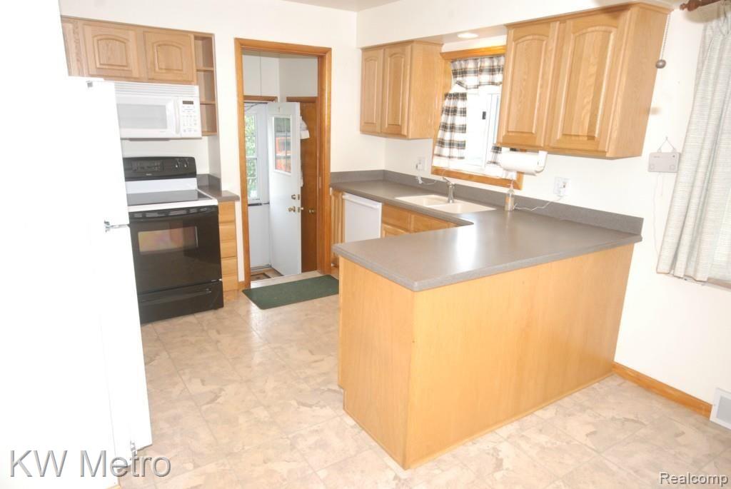 19301 Stephens Road Eastpointe, MI 48021 - Photo 6 of 38 DSC_0068.jpg