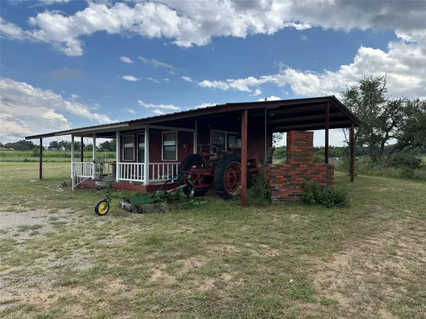a view of a house with backyard