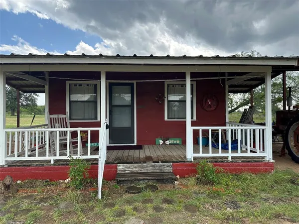 a view of a house with backyard and porch