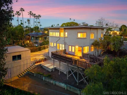 a view of a house with backyard and sitting area