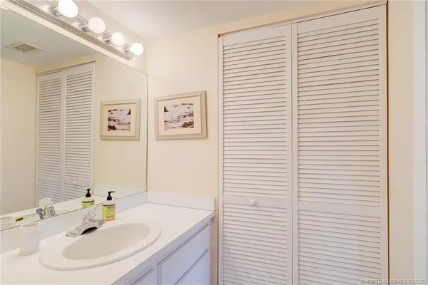 $8,000 | 271 Northeast Edgewater Drive, Unit 271, Jensen Beach, FL 34957