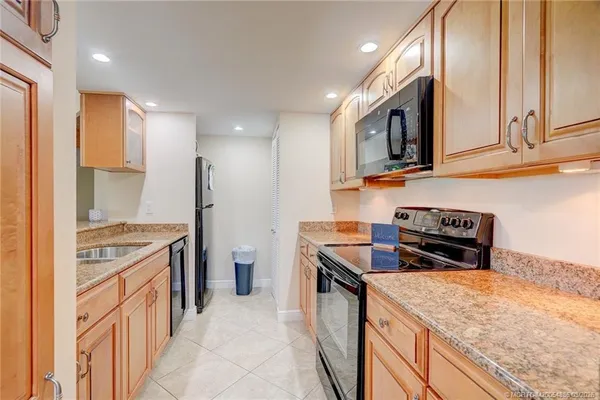 $8,000 | 271 Northeast Edgewater Drive, Unit 271, Jensen Beach, FL 34957