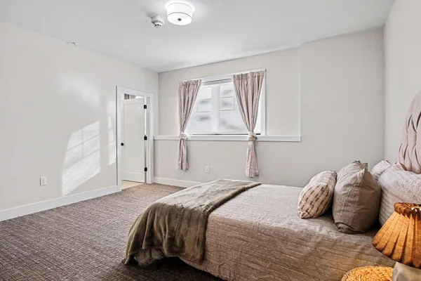 $479,000 | 826 Fairview Avenue Northeast, Unit 4, Grand Rapids, MI 49503