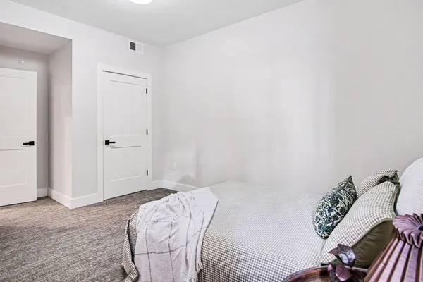 $479,000 | 826 Fairview Avenue Northeast, Unit 4, Grand Rapids, MI 49503