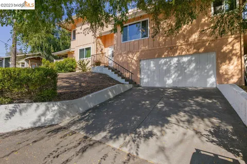 a view of a yard with a house