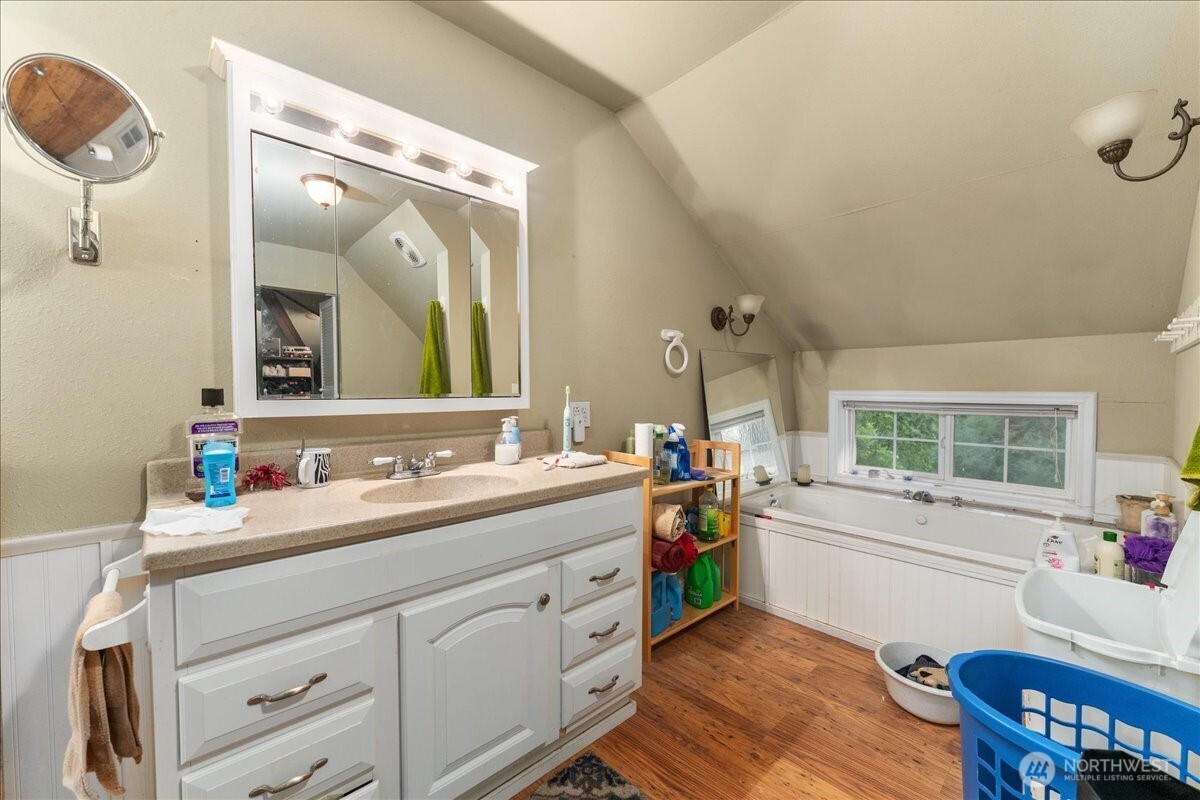 19095 Gill Creek Road Leavenworth, WA 98826 - Photo 16 of 30 a bathroom with a sink mirror and a bathtub