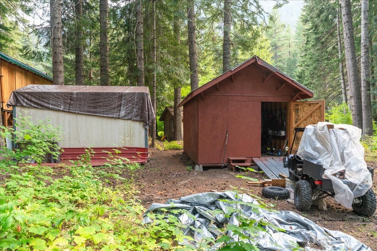 19095 Gill Creek Road Leavenworth, WA 98826 - Photo 28 of 30 a backyard of a house with chairs and a table