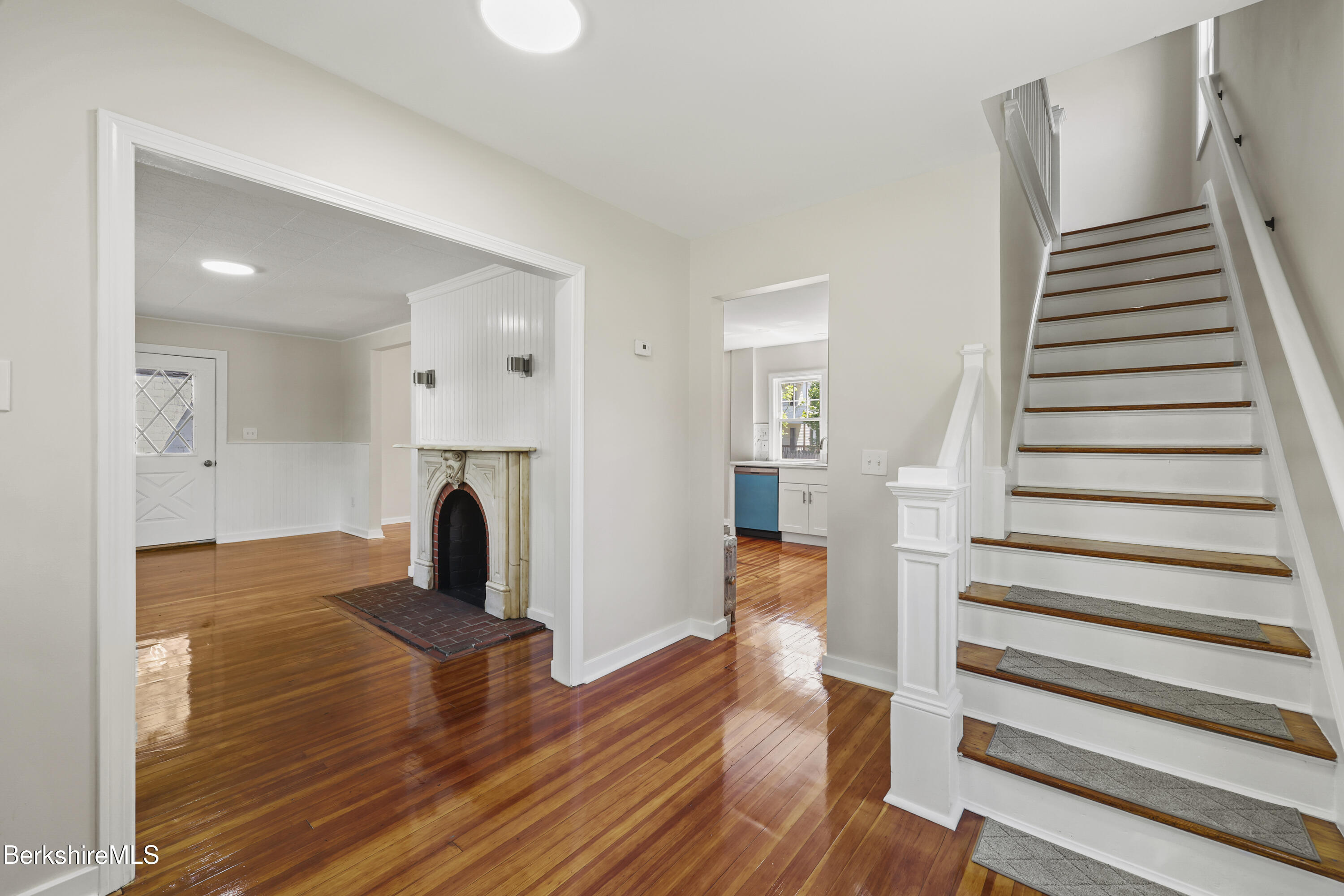 11 Merriam Street Pittsfield, MA 01201 - Photo 3 of 37 Foyer