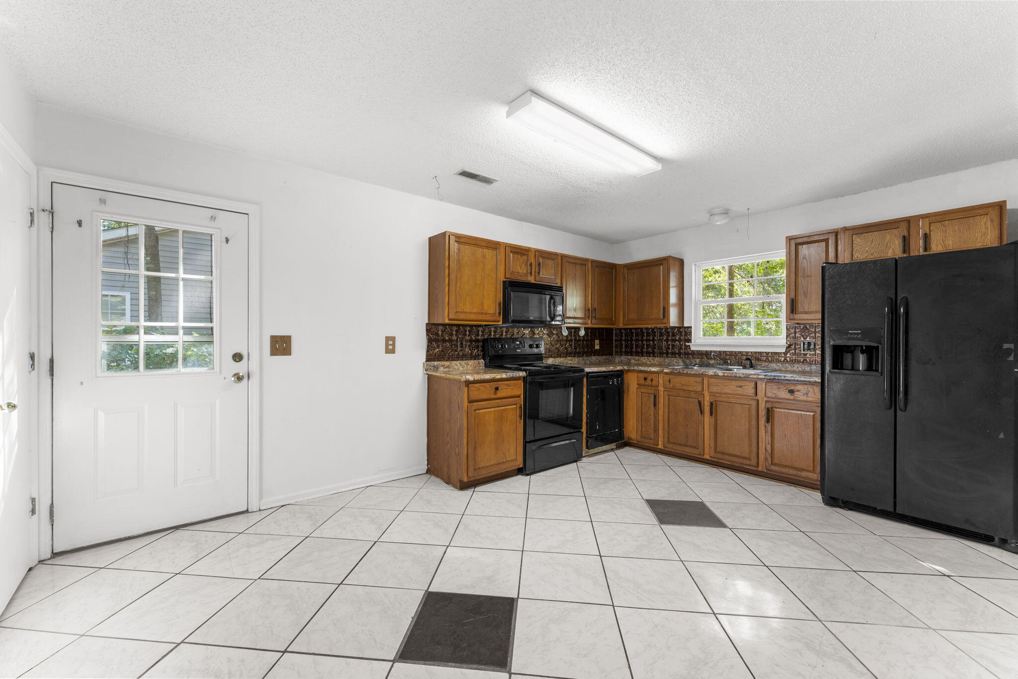 672 Eagle Street Mount Pleasant, SC 29464 - Photo 9 of 32 10-web-or-mls-DSC08845