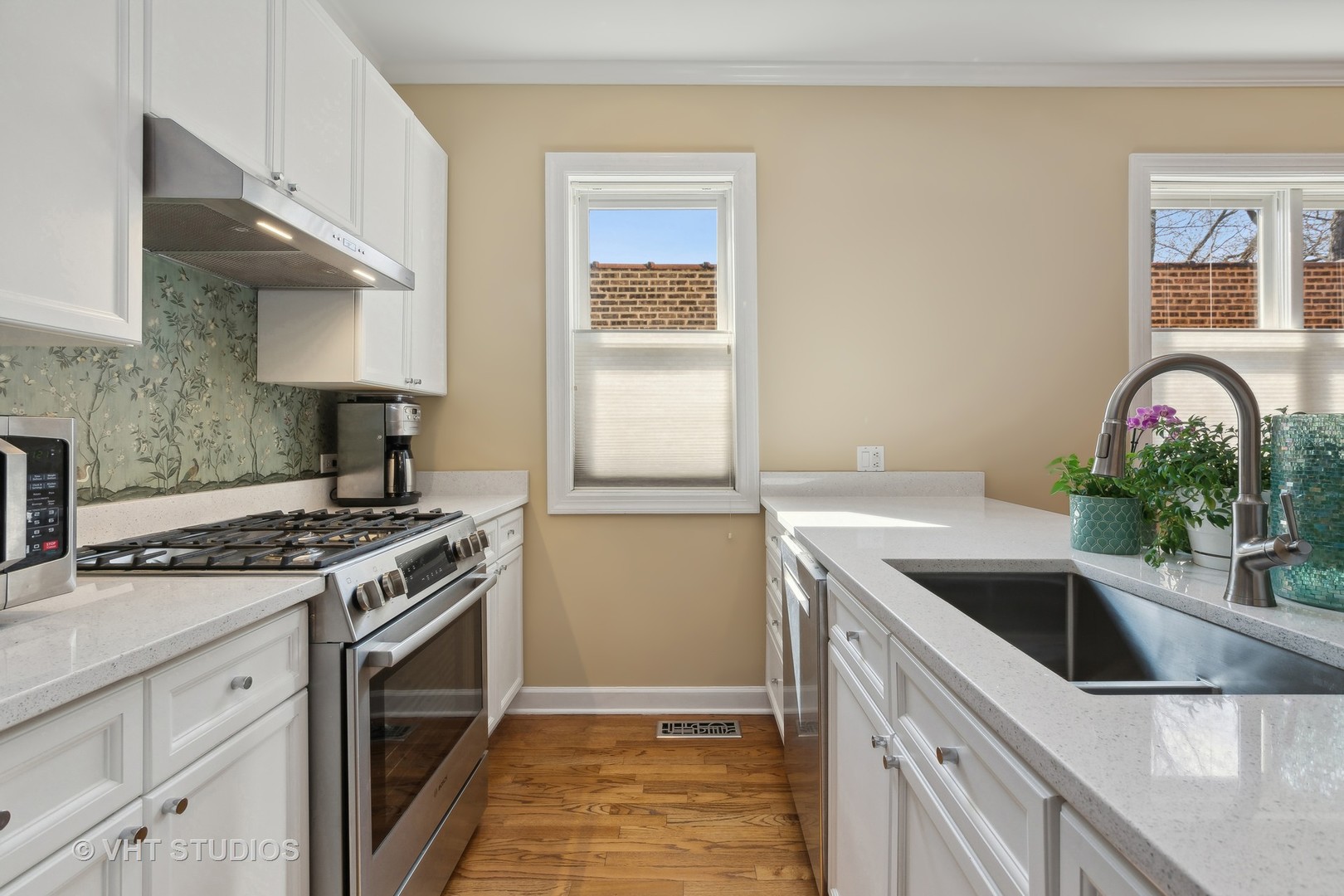 1725 North Mohawk Street, Unit 2S Chicago, IL 60614 - Photo 4 of 15 a kitchen that has a sink and a stove