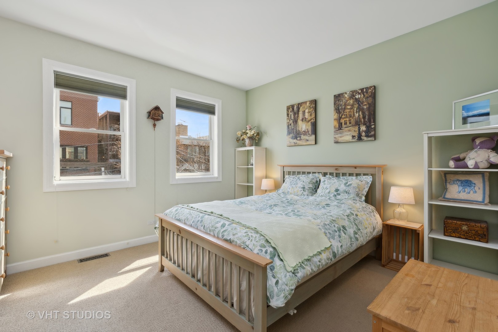 1725 North Mohawk Street, Unit 2S Chicago, IL 60614 - Photo 8 of 15 a bedroom with a bed and a window