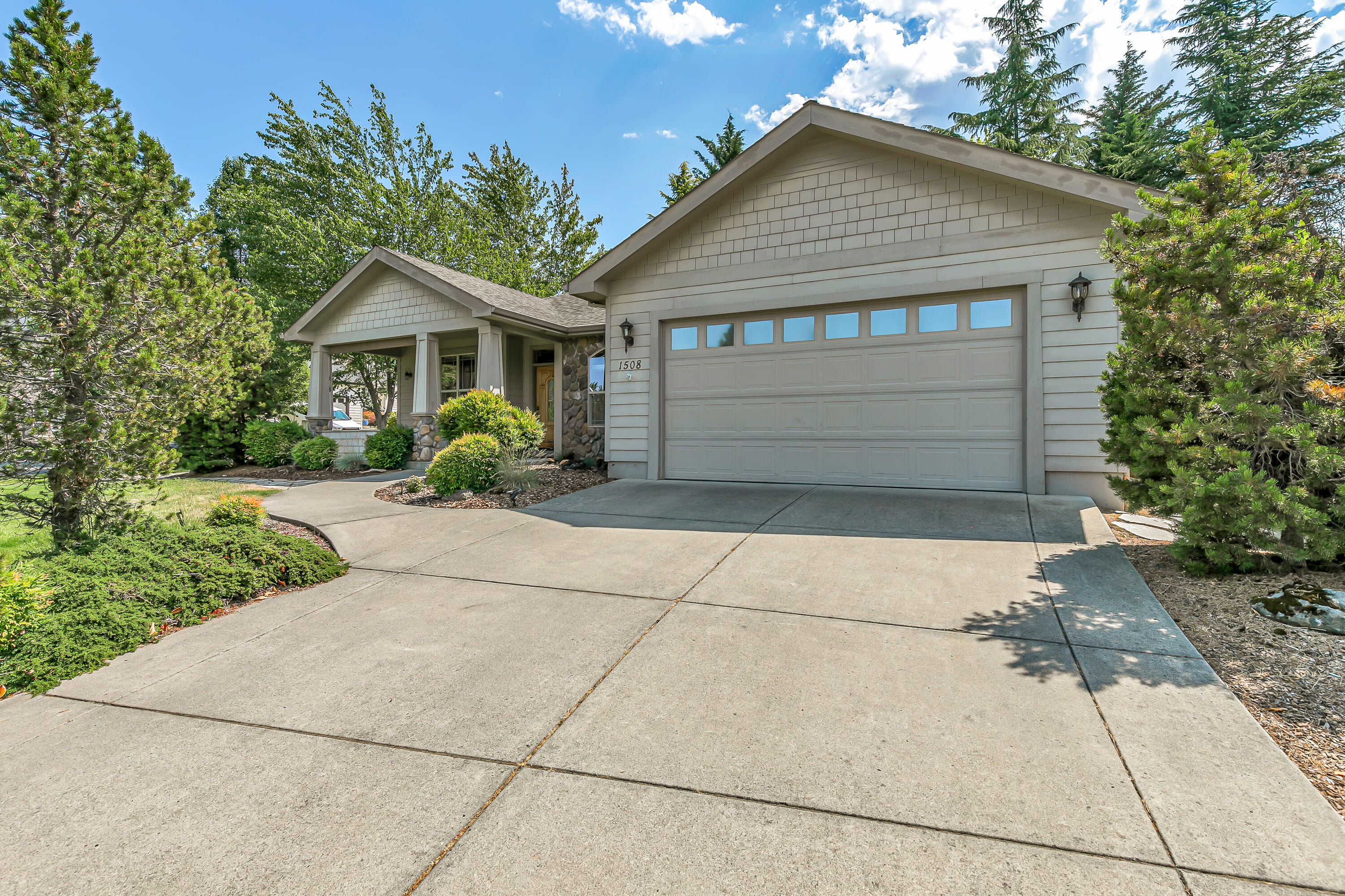 1508 Summit Ridge Circle Medford, OR 97504 - Photo 1 of 31 9R9A3741