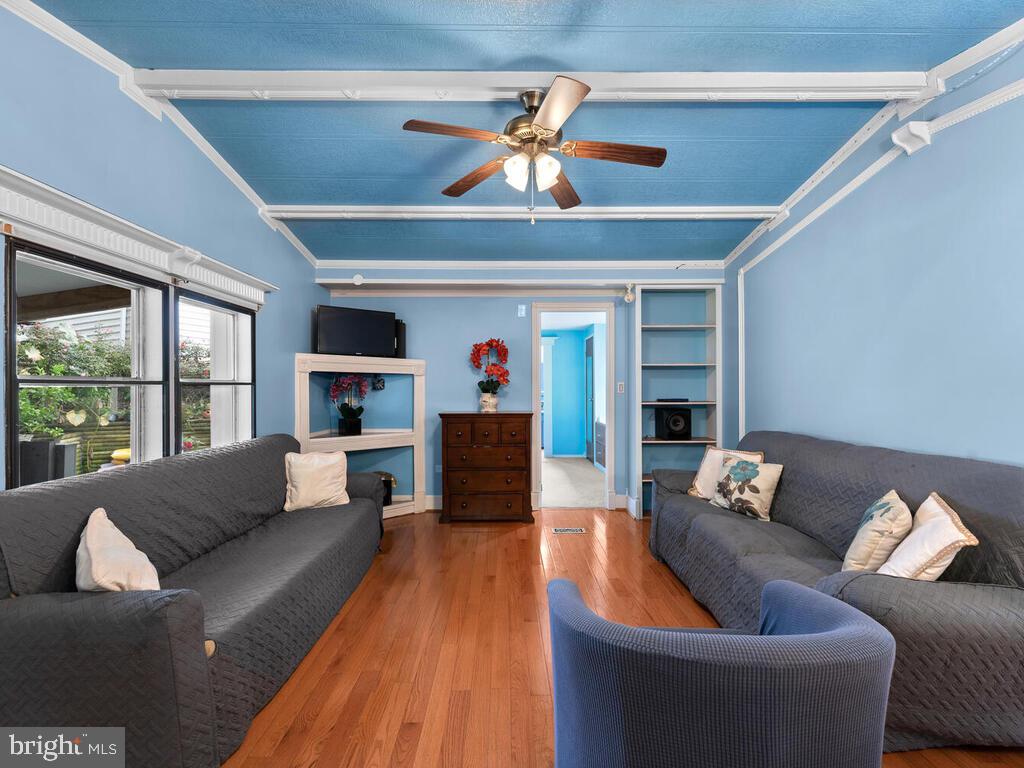 7805 West Hill Rd Mount Mount Airy, MD 21771 - Photo 2 of 21 Living Room