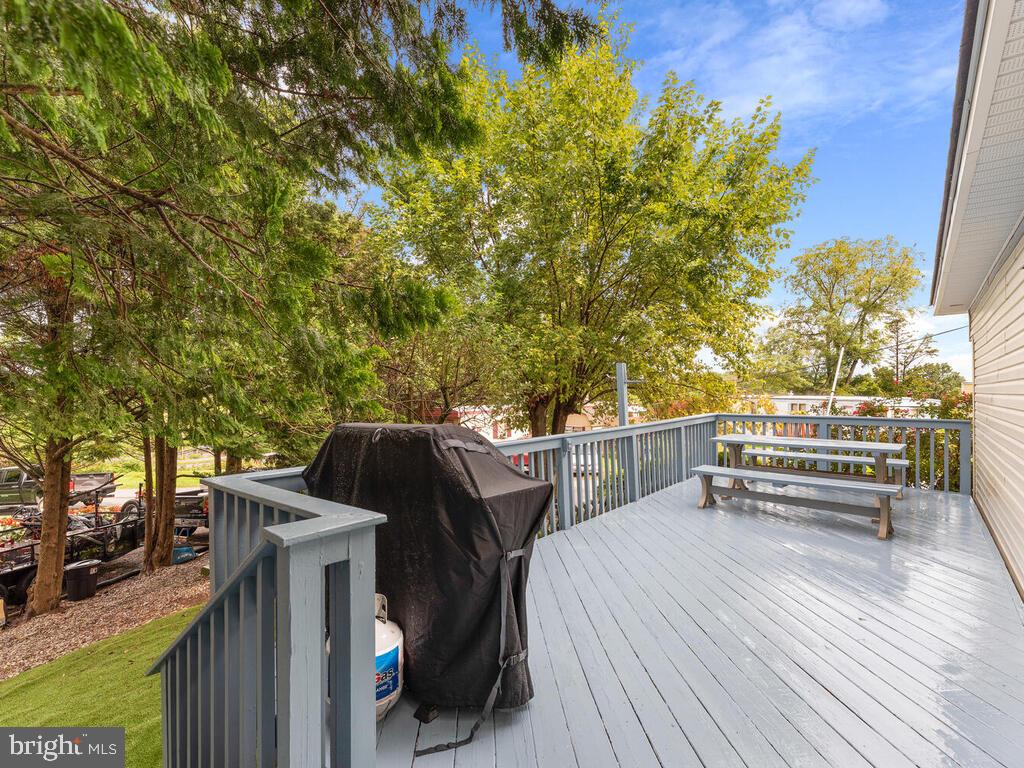 7805 West Hill Rd Mount Mount Airy, MD 21771 - Photo 19 of 21 Deck