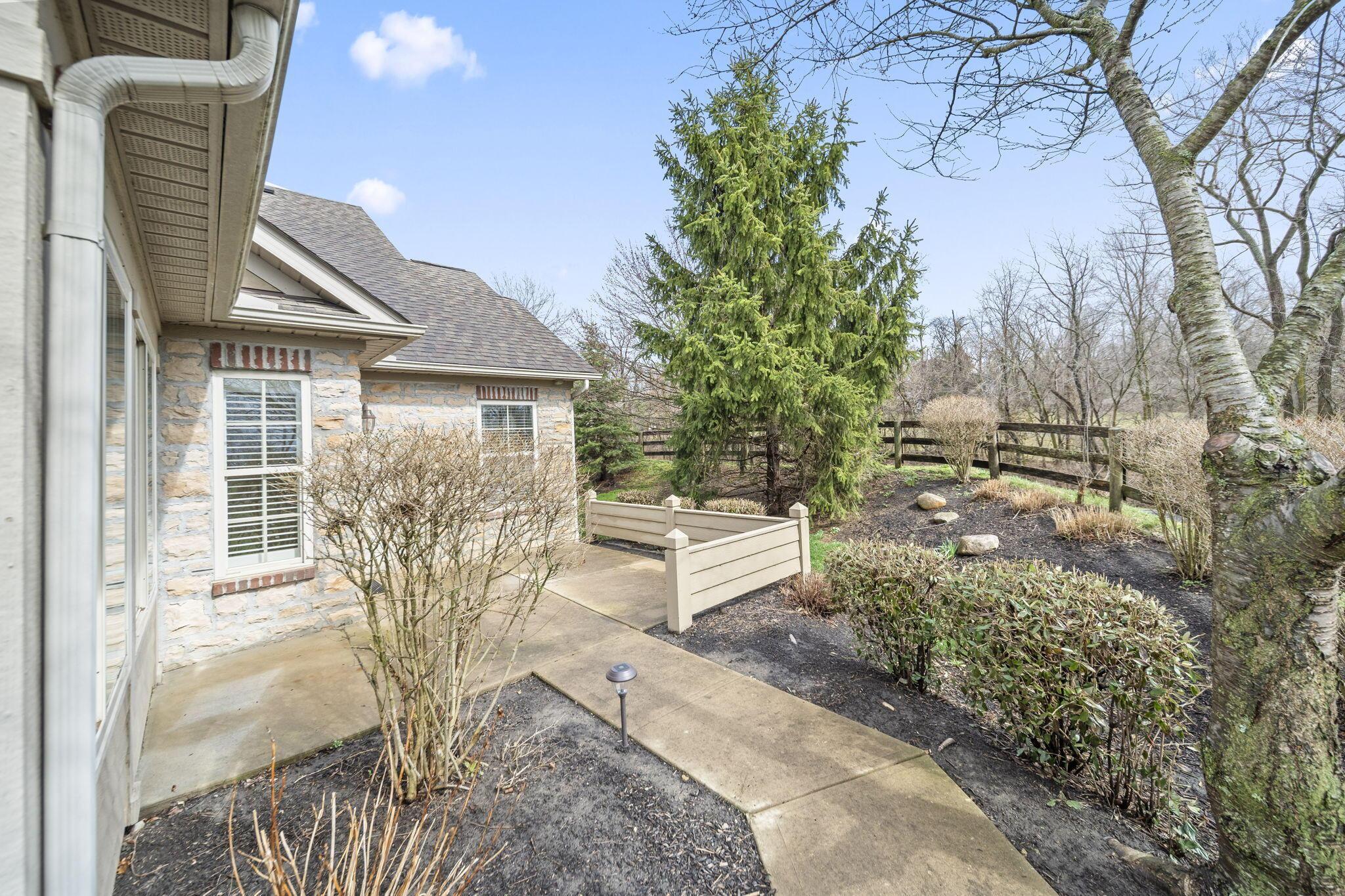 225 Stonegate Loop, Unit 225 Pataskala, OH 43062 - Photo 4 of 41 4-web-or-mls-A7409550