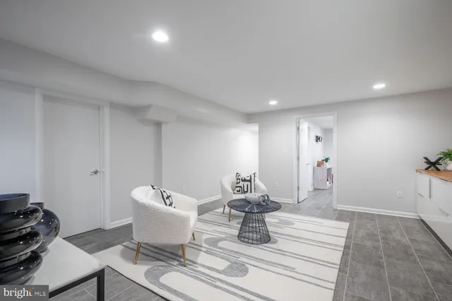 a view of a livingroom with furniture