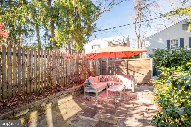 a view of a pathway of a house with wooden fence