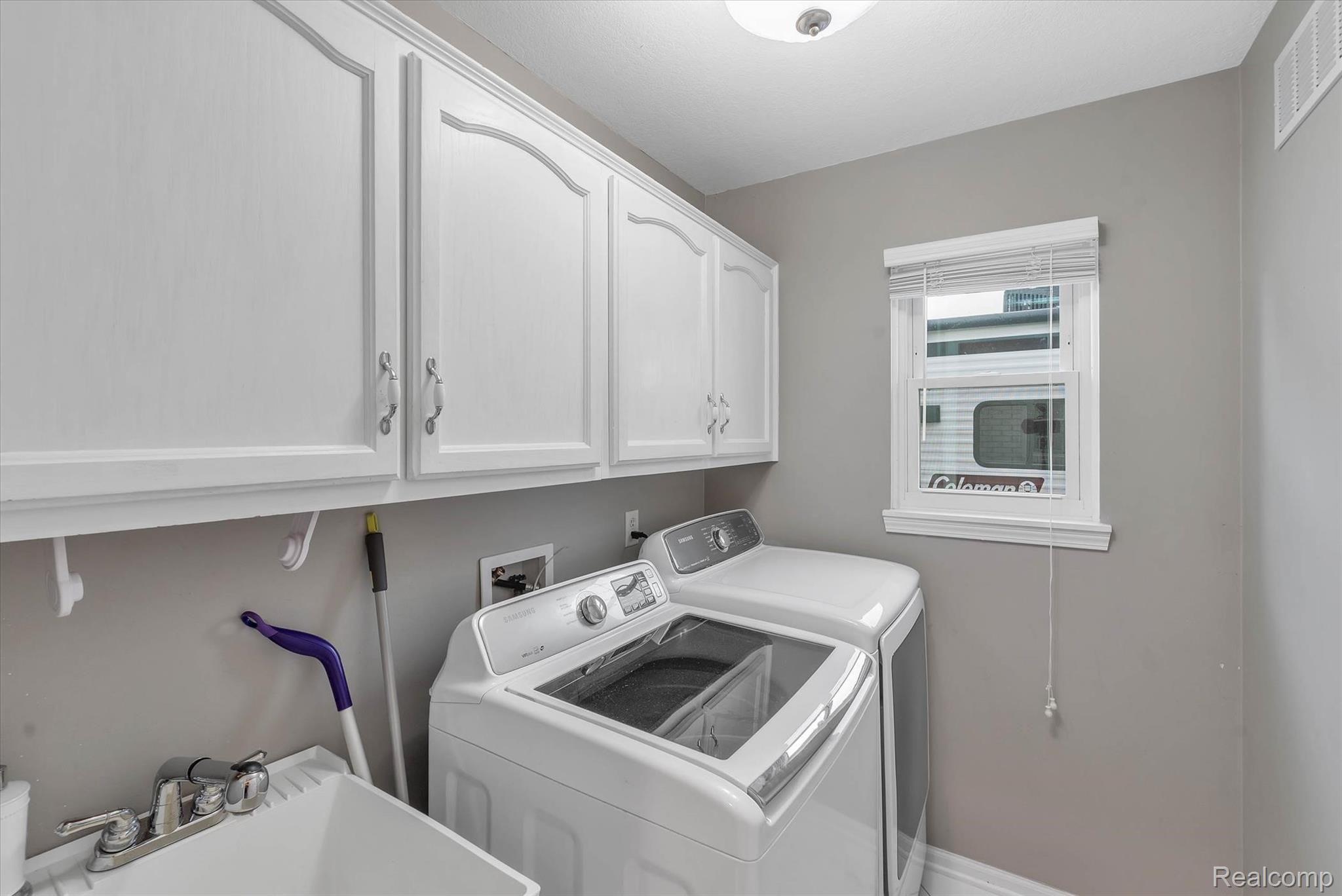 4499 East Dunbar Road Monroe, MI 48161 - Photo 27 of 74 laundry.jpg