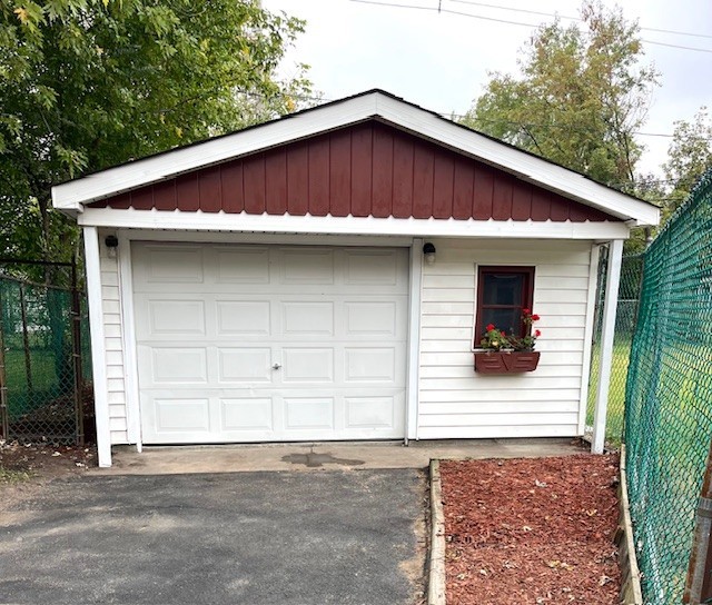 3027 Wilshire Avenue Markham, IL 60428 - Photo 4 of 16 a house with trees in the background