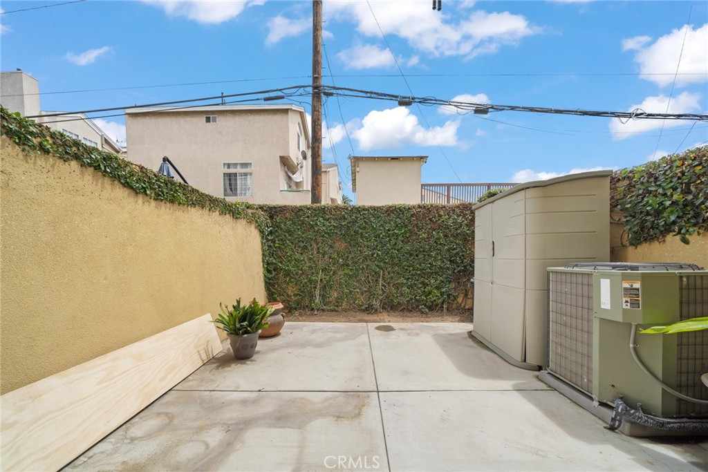 1500 Pine Avenue, Unit 9 Long Beach, CA 90813 - Photo 7 of 30 a view of a porch