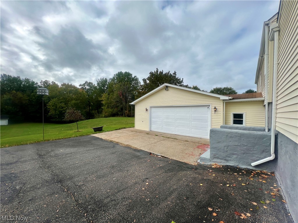 3923 Jaeger Road Lorain, OH 44053 - Photo 31 of 34 Garage featuring a lawn