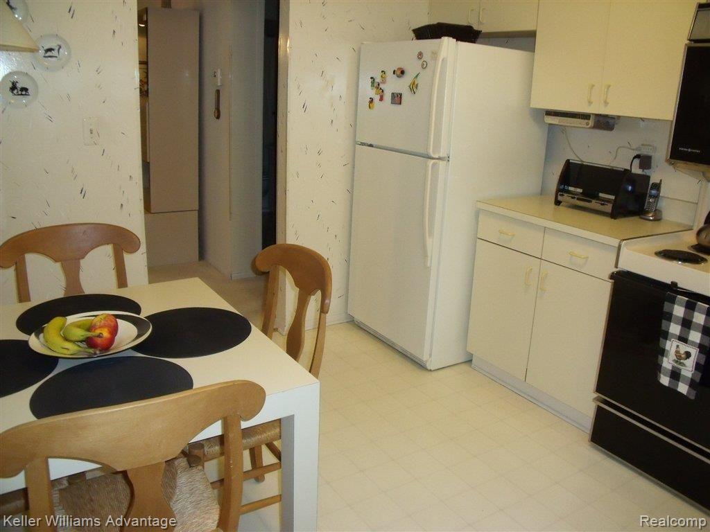29703 Pine Ridge Circle, Unit 36 Farmington, MI 48331 - Photo 10 of 15 Kitchen 2