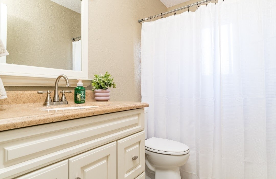 513 Catalpa Street Angleton, TX 77515 - Photo 11 of 20 Guest Bath