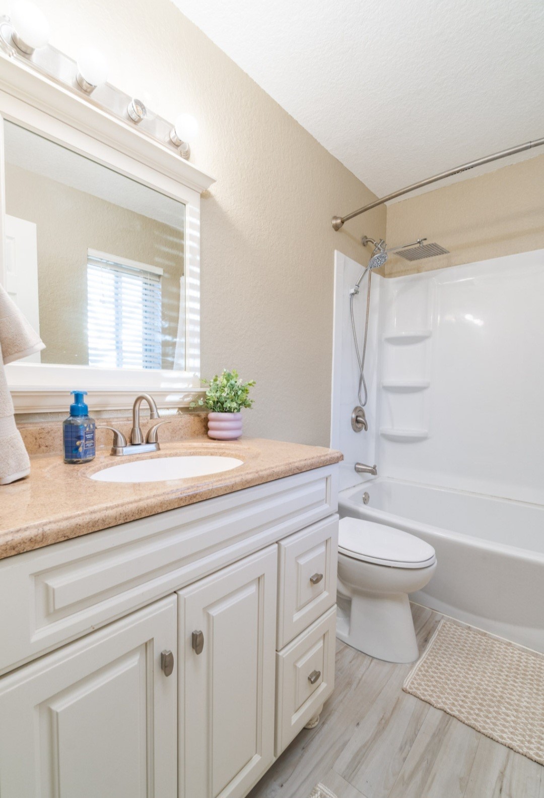 513 Catalpa Street Angleton, TX 77515 - Photo 14 of 20 Primary Suite Bath