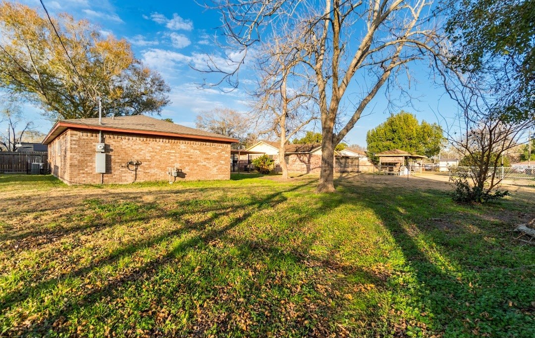 513 Catalpa Street Angleton, TX 77515 - Photo 19 of 20 Large Back Yard