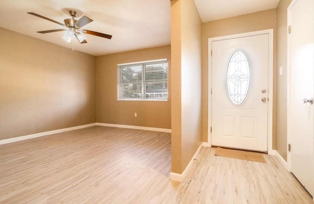 513 Catalpa Street Angleton, TX 77515 - Photo 5 of 20 Entry/ Bonus Room