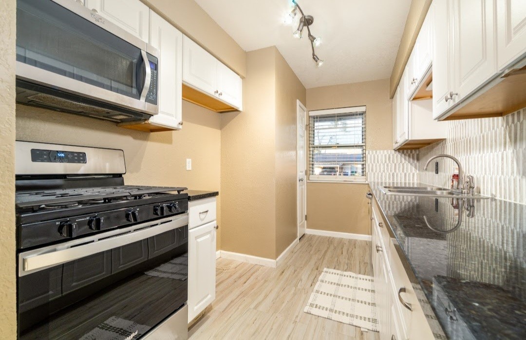 513 Catalpa Street Angleton, TX 77515 - Photo 7 of 20 Kitchen