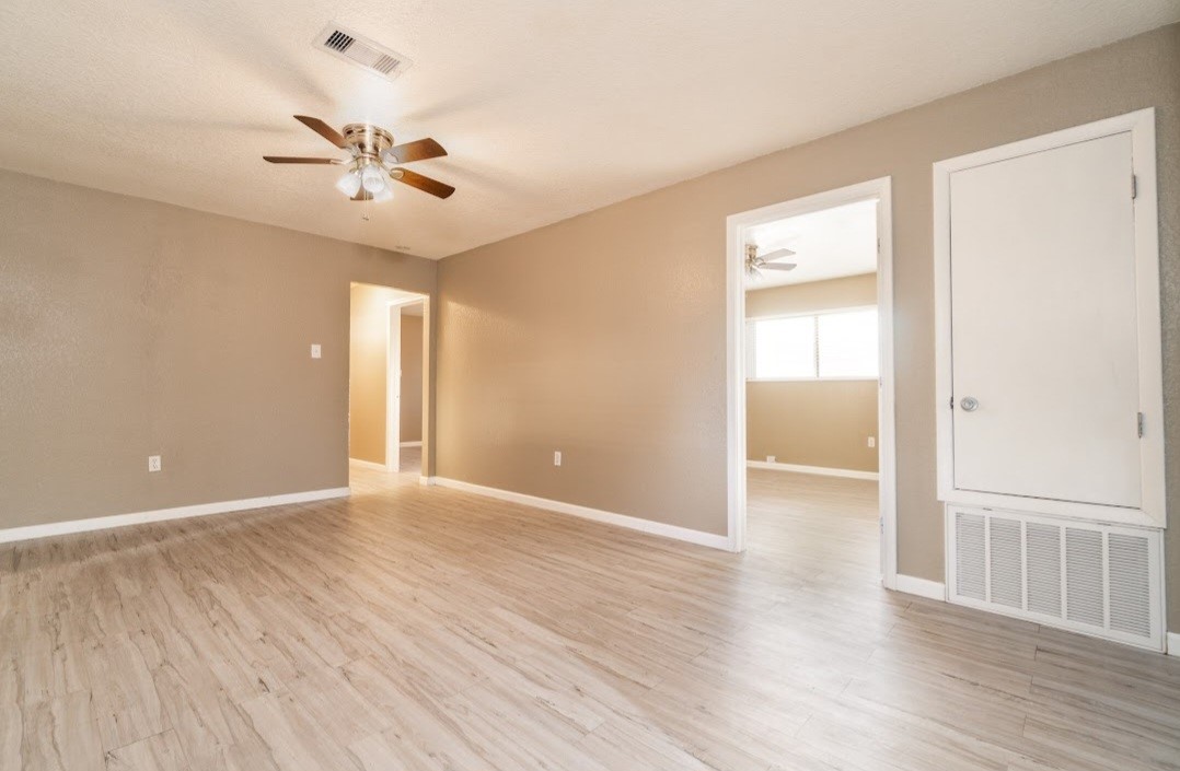 513 Catalpa Street Angleton, TX 77515 - Photo 9 of 20 Living