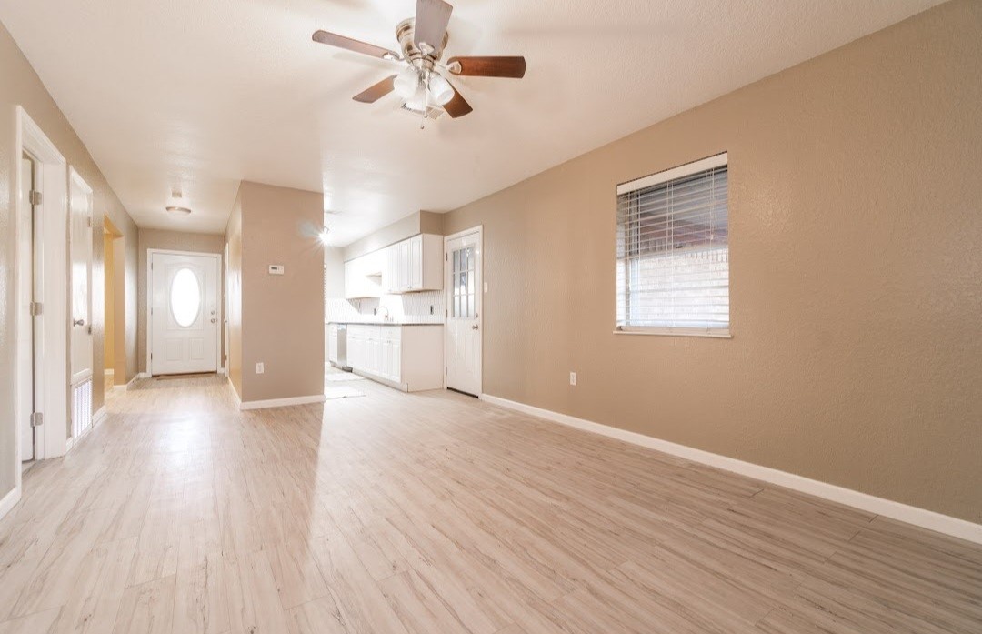 513 Catalpa Street Angleton, TX 77515 - Photo 10 of 20 Living Area