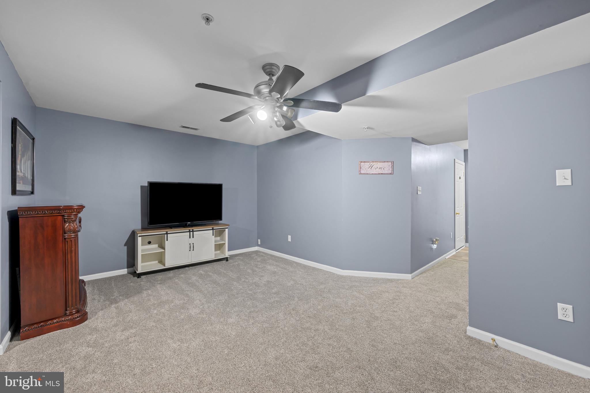 125 Sentry Ridge Smithsburg, MD 21783 - Photo 6 of 47 Living Room