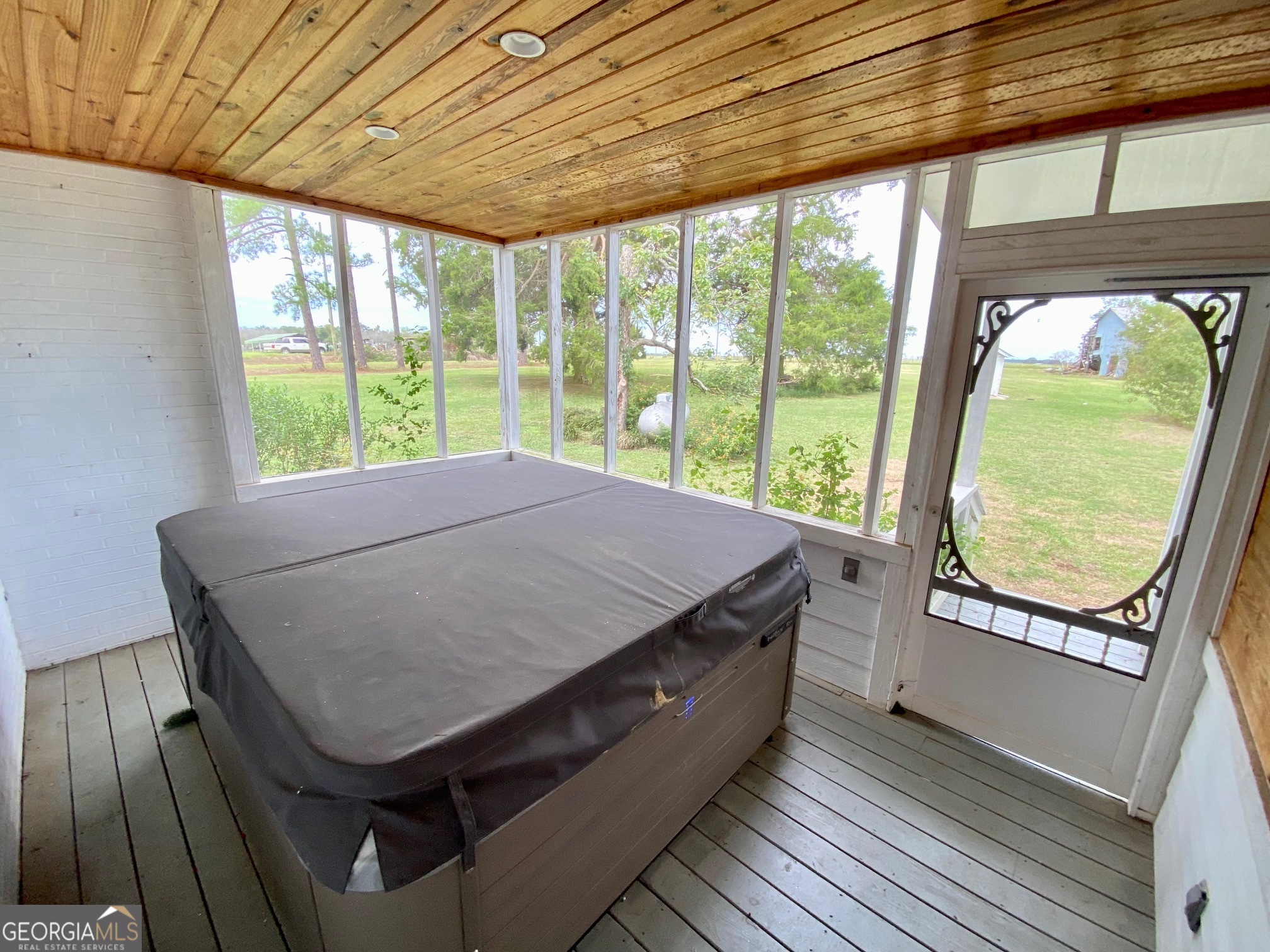 1088 Tippettville Road Pineview, GA 31071 - Photo 23 of 33 a living room with a large window