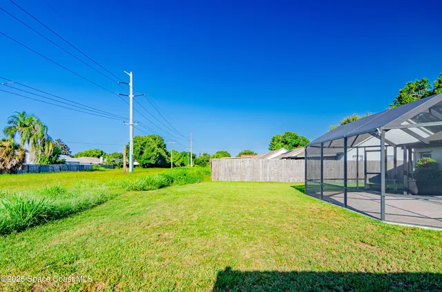 a view of a house with backyard and porch