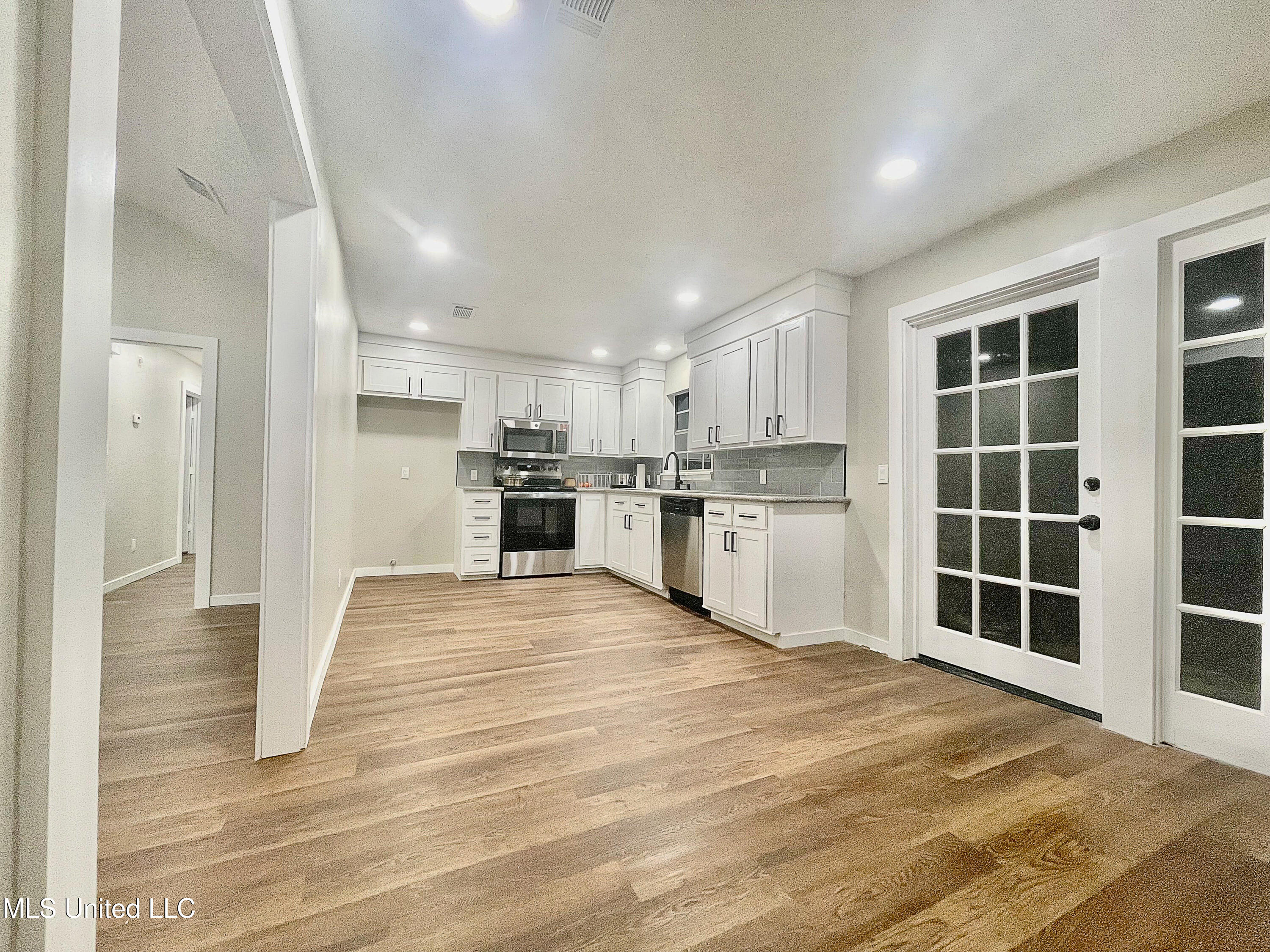 495 Chelsea Drive Jackson, MS 39212 - Photo 3 of 17 02