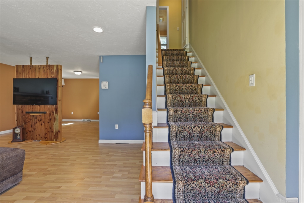 8 Walker Road Franklin, MA 02038 - Photo 13 of 40
