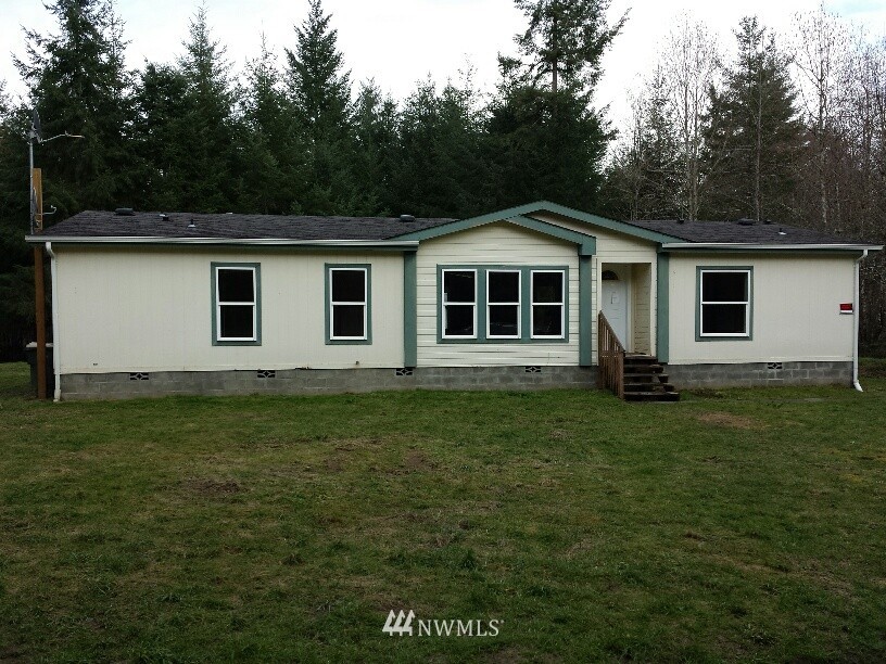 21922 Summers Road Centralia, WA 98531 - Photo 1 of 17 a front view of a house with a garden