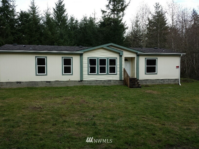 21922 Summers Road Centralia, WA 98531 - Photo 14 of 17 a front view of a house with a garden