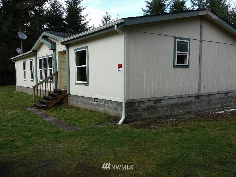 21922 Summers Road Centralia, WA 98531 - Photo 15 of 17 a house with trees in the background