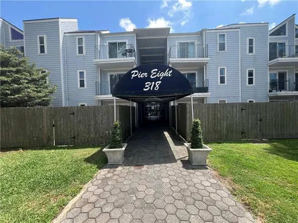 $1,800 | 318 Lake Marina Avenue, Unit 305, New Orleans, LA 70124