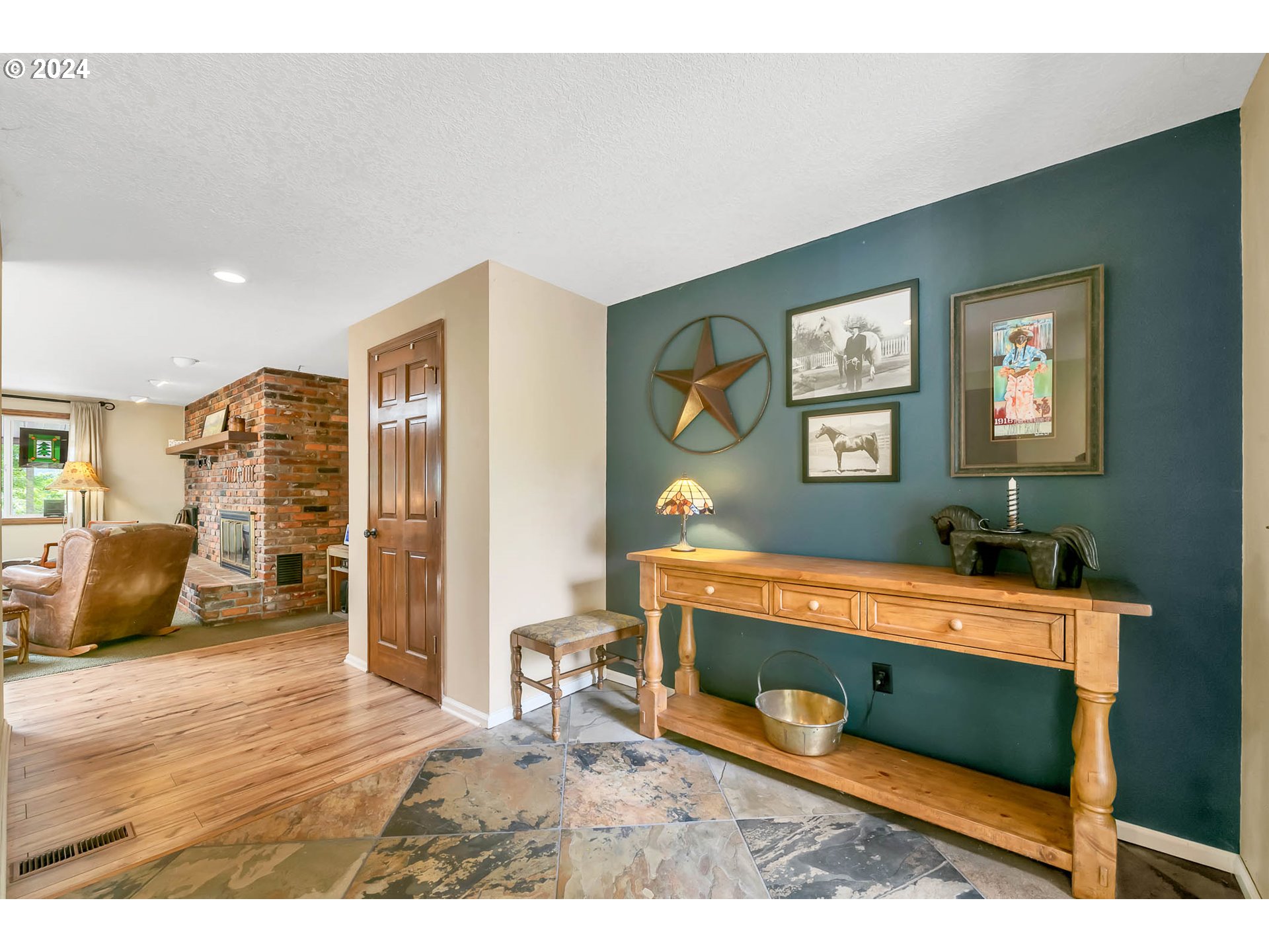 91281 Donna Road Springfield, OR 97478 - Photo 14 of 42 a room with furniture and a wooden floor
