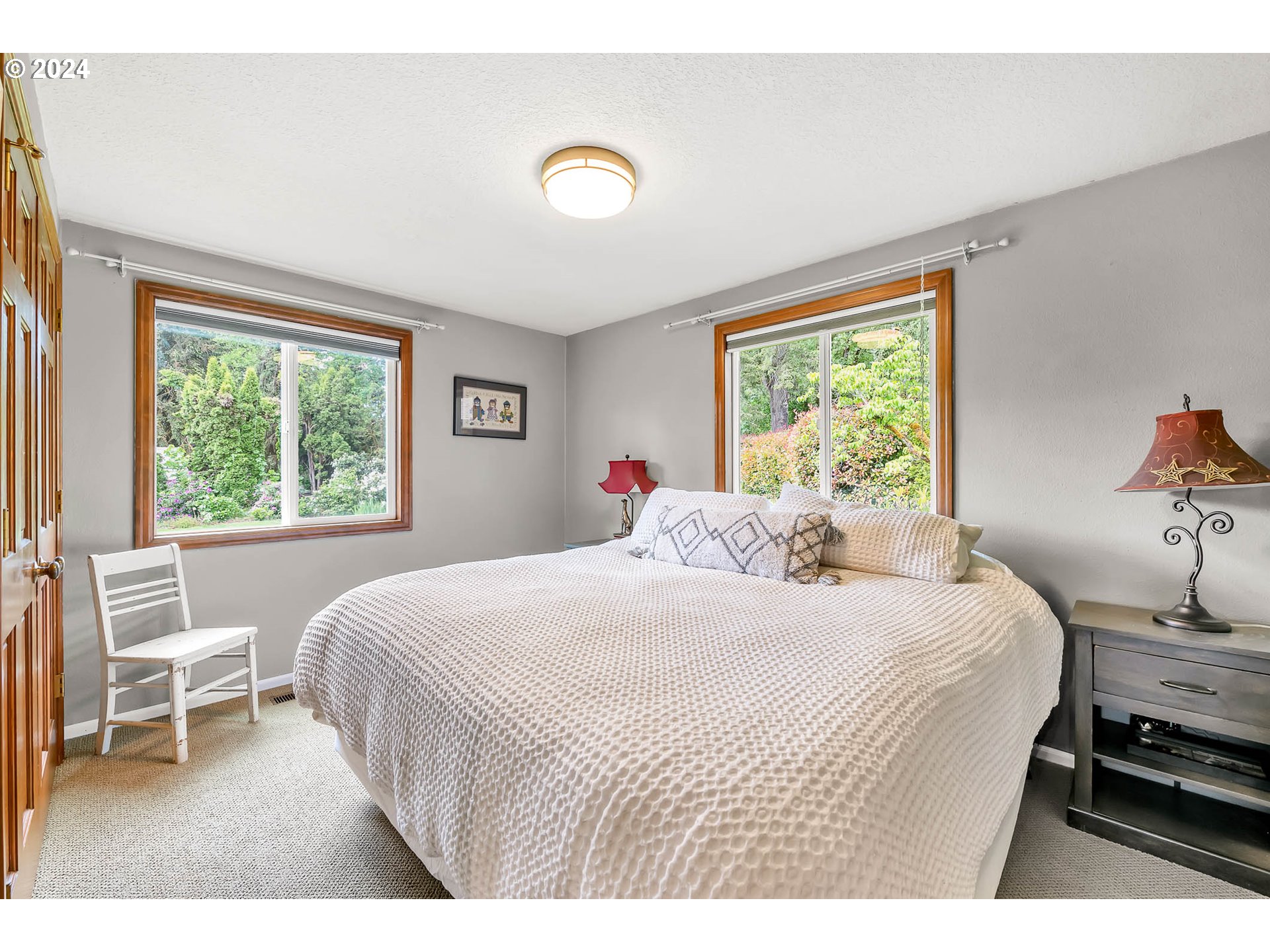 91281 Donna Road Springfield, OR 97478 - Photo 24 of 42 a bedroom with a bed and a window