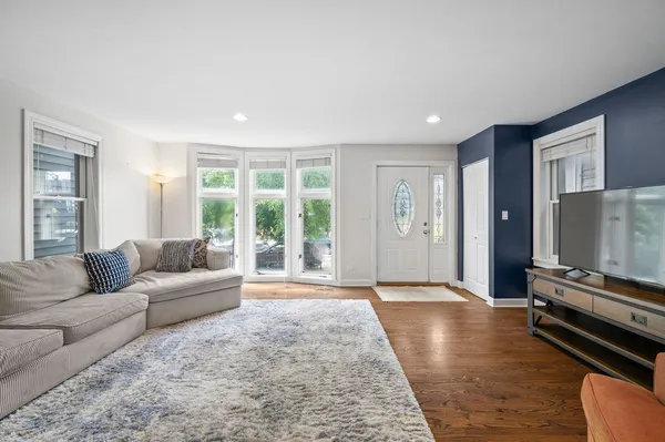 $3,800 | 2054 West Race Avenue, Unit 1, Chicago, IL 60612