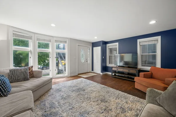 $3,800 | 2054 West Race Avenue, Unit 1, Chicago, IL 60612