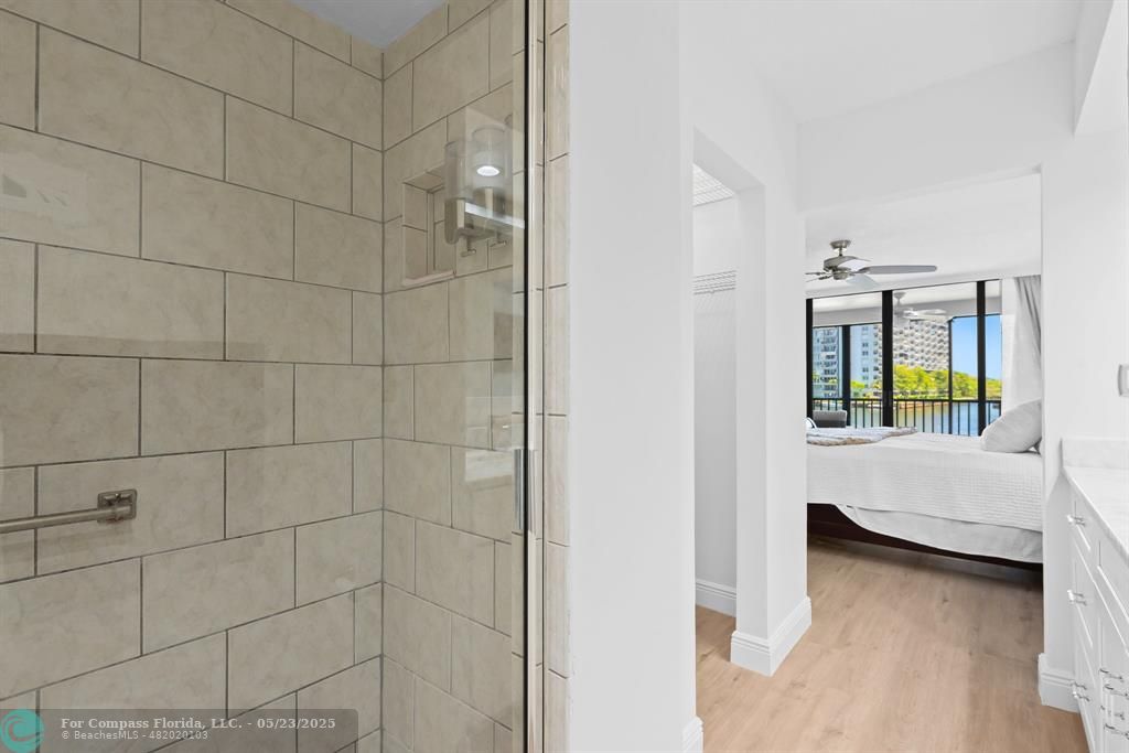 1100 Southeast 5th Court, Unit 33 Pompano Beach, FL 33060 - Photo 12 of 26 a bathroom with a tub